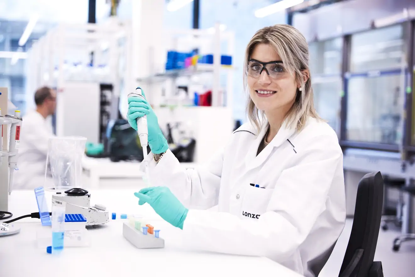 woman tech pipetting